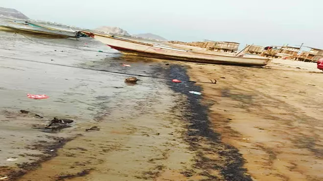 40 طنا متريا من النفط المتسرب في سواحل عدن 